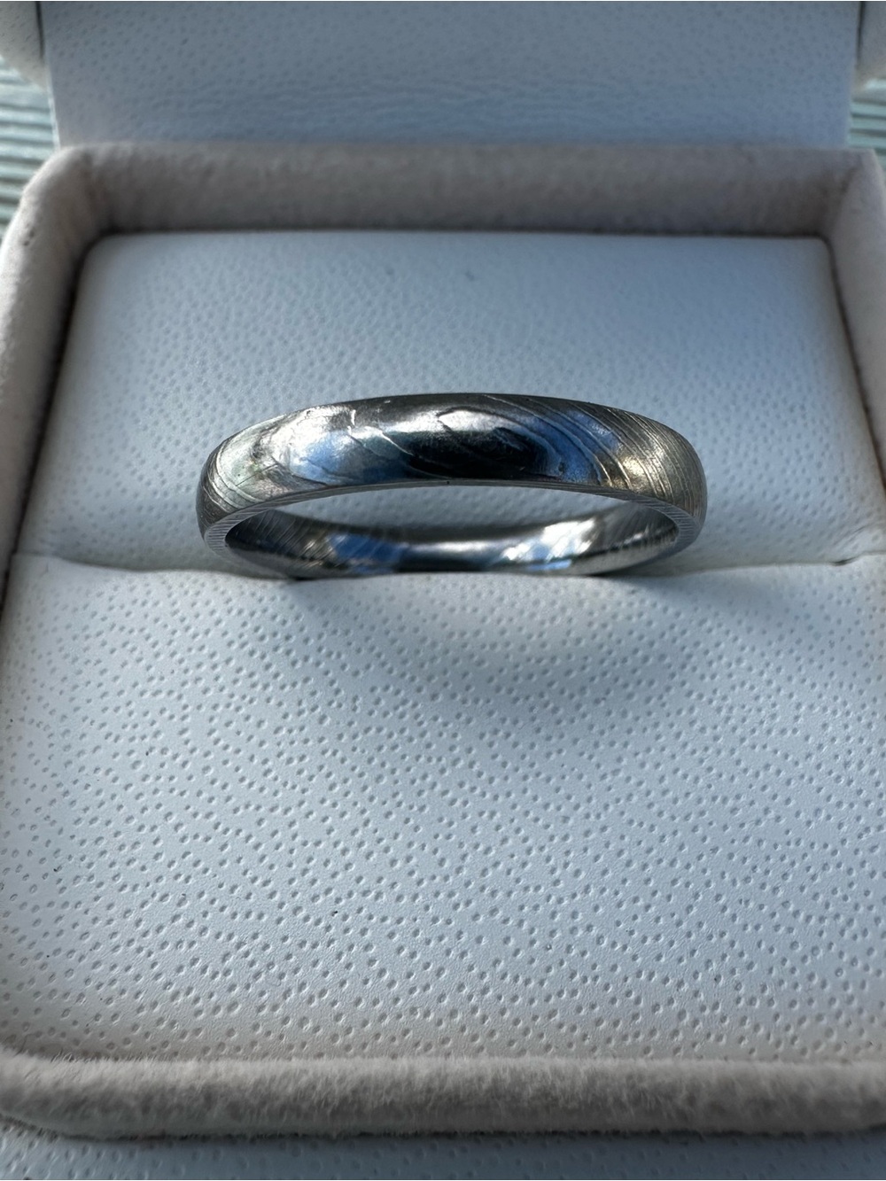 Womenโs โLashbrookโ Damascus Steel Ring